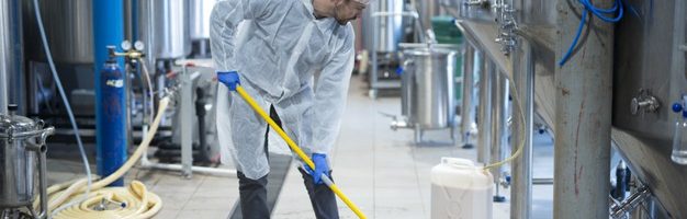 limpiador-industrial-profesional-piso-limpieza-uniforme-protector-planta-procesamiento-alimentos_342744-1209